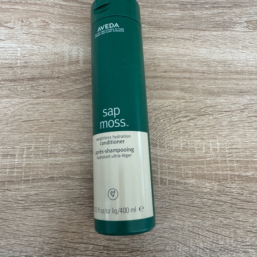 Aveda Sap Moss Hydration Conditioner in Green and Cream